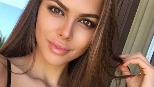 Лудост! Руски модел увисна на 306 м от земята  (видео)