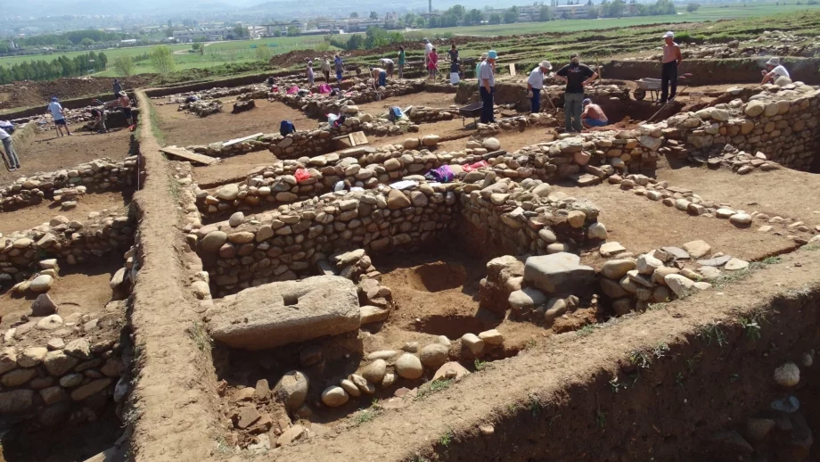Местят две от сградите на древното селище на пътя на АМ "Струма" 