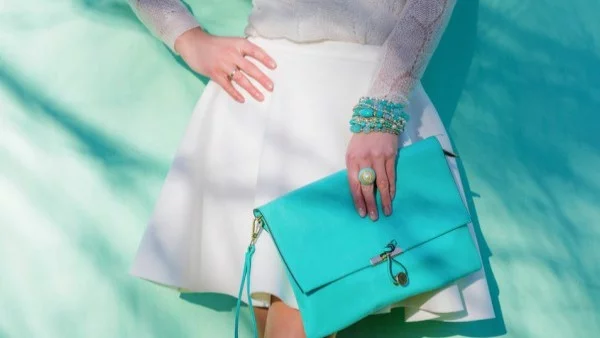 7 цвята хит при чантите тази пролет