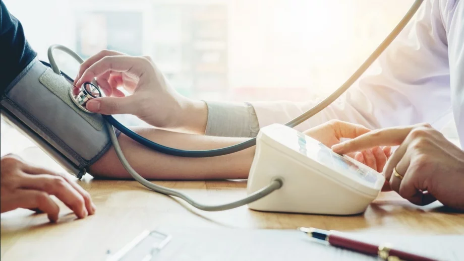 Близо 500 лекари напускат България всяка година