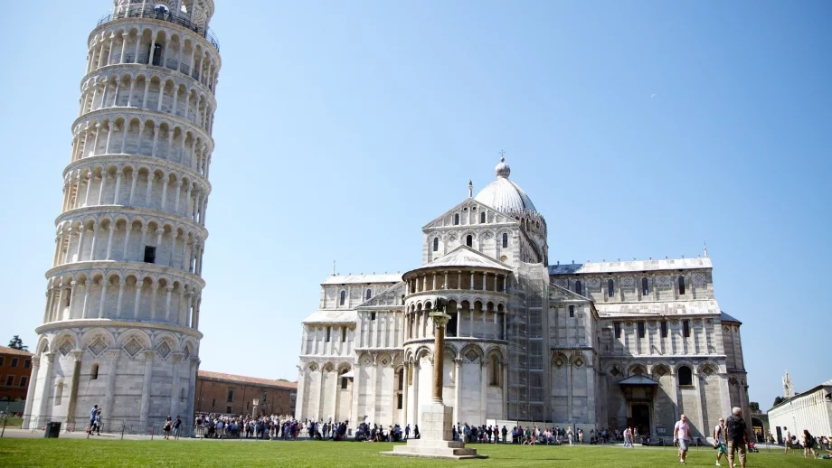 Защо наклонената кула в Пиза не пада?