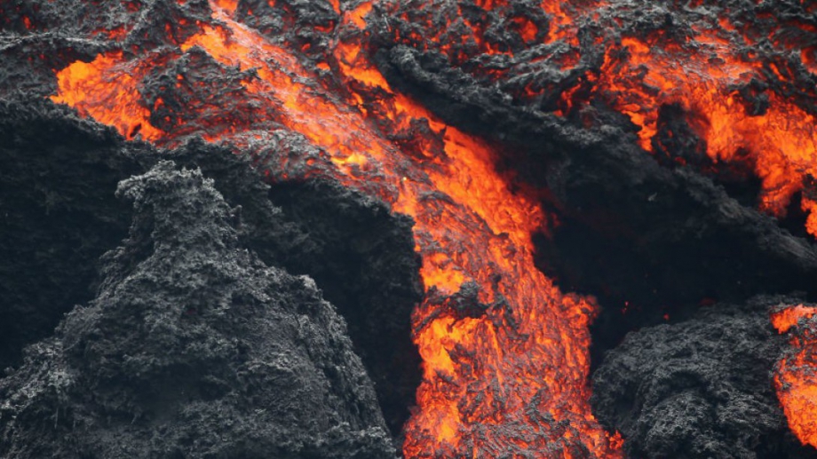 Изригването на потоци от лава от привлича екстремни туристи