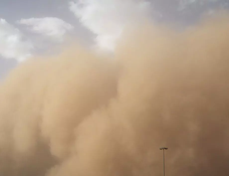 Мощна пясъчна буря засипа цял град в Австралия 