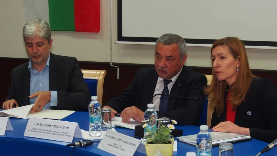 Ангелкова готви продажбата на 20 дка плаж, твърди Симеонов