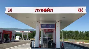 "Лукойл" спира работа при забрана за внос на руски петрол