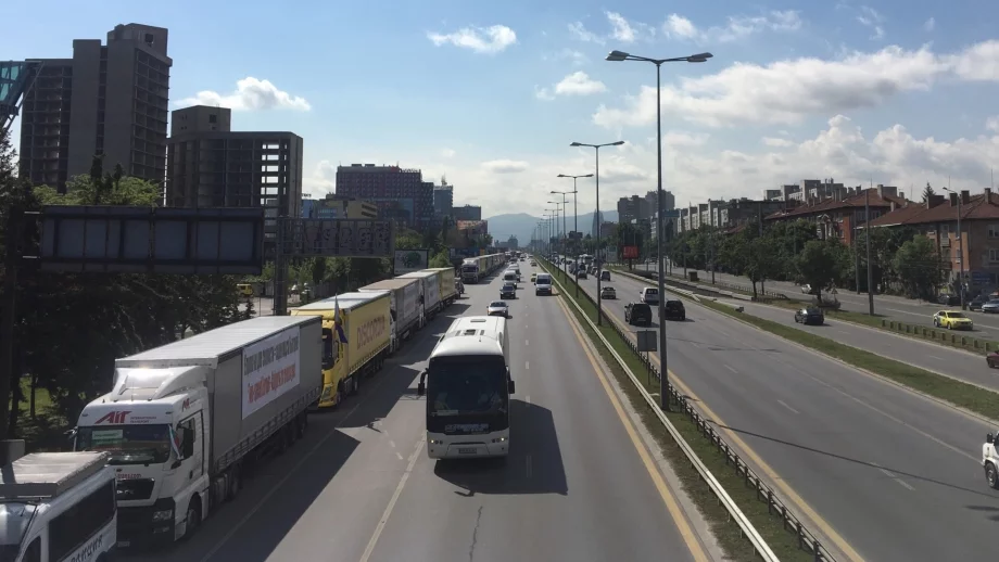 Превозвачи блокираха части от София в знак на протест