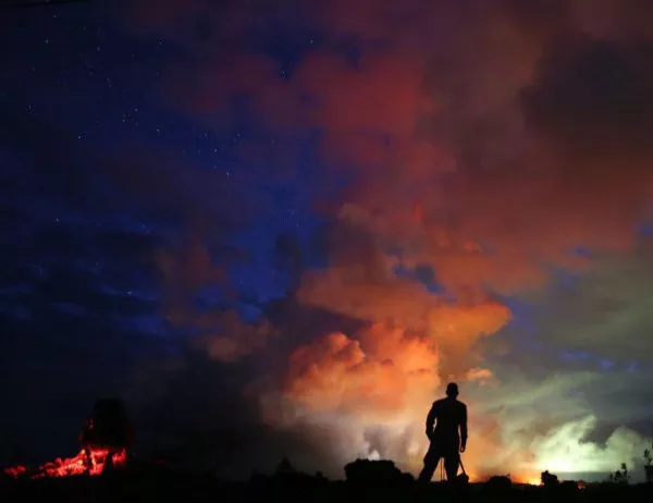 Вулканът Килауеа продължава да бълва огромни потоци лава (СНИМКИ)