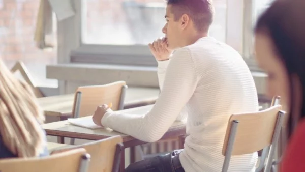 Ученици съдят директор заради фалшиви медицински бележки