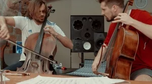  2Cellos свирят на финала на  Шампионската лига