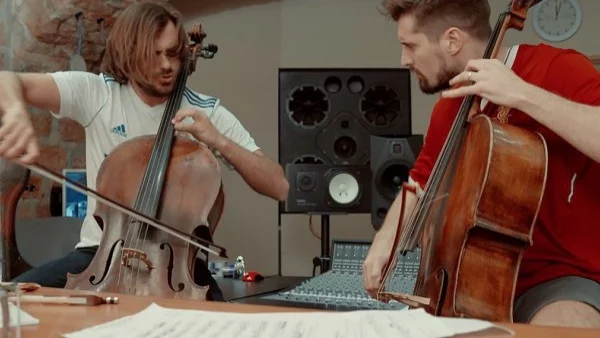  2Cellos свирят на финала на  Шампионската лига