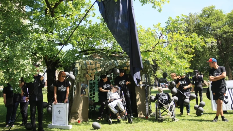 Родители на деца с увреждания опънаха палатков лагер пред парламента