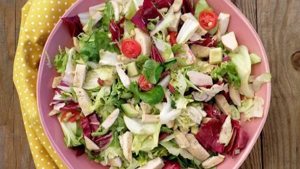 Салата с пиле и авокадо 