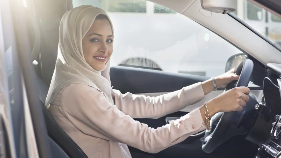 Саудитска Арабия издаде шофьорска книжка на жена за първи път (Снимка)