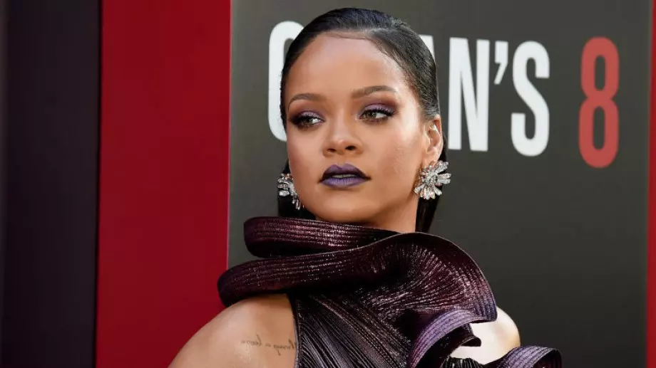 Бременната Риана по бельо и още от щурите ѝ тоалети (СНИМКИ)