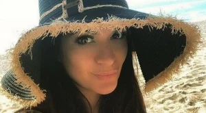 Бременната Преслава разпуска с любимия на морето (снимка)