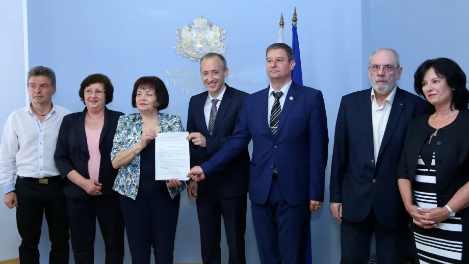 Началната заплата на учителите ще се повиши до 920 лева