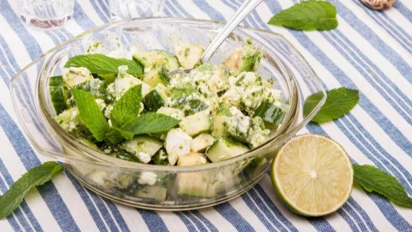 Салата от краставици с ментов дресинг