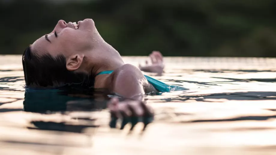 Женски виц за 15 ноември 2023: Две приятелки край басейна