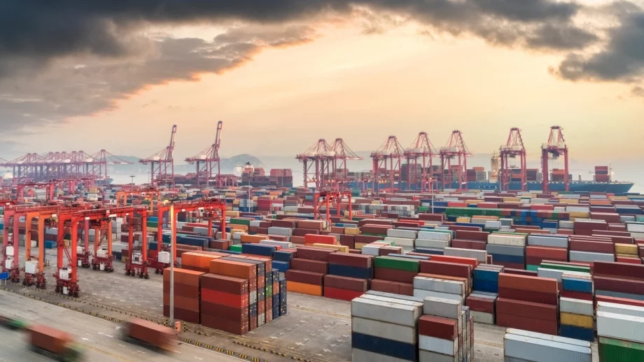 Китай продължава да печели много от търговията със САЩ