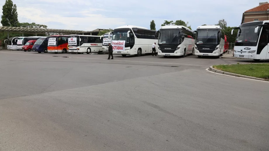 Автобусните превозвачи искат спешна среща с Борисов заради промените в закона