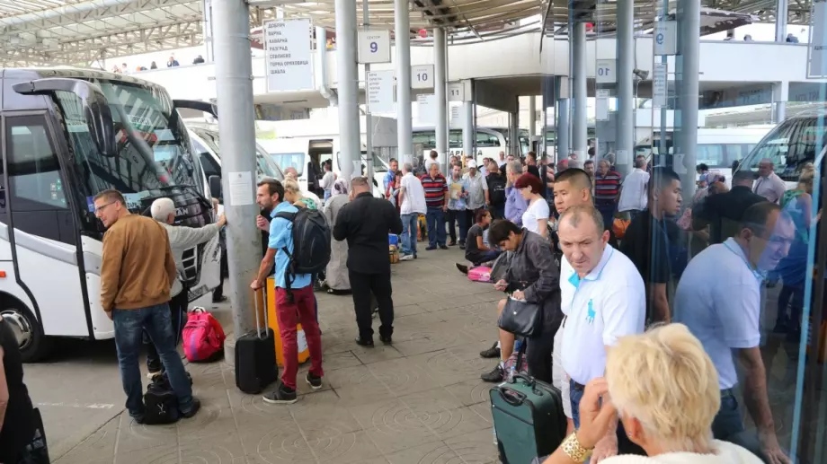 Автобусни превозвачи вдигат цените на билетите