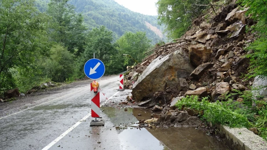 140 млн. лева са заложени за справяне със свлачищата