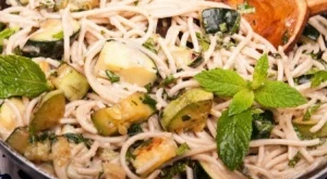 Спагети с тиквички, синьо сирене и мента