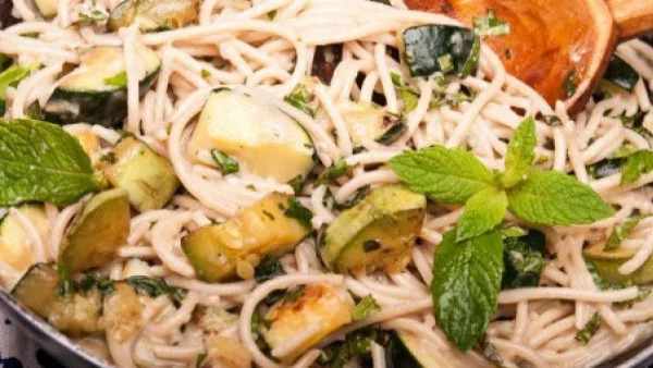 Спагети с тиквички, синьо сирене и мента