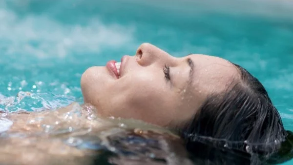Съвети как да предпазите косата си от хлорираната вода в басейна  