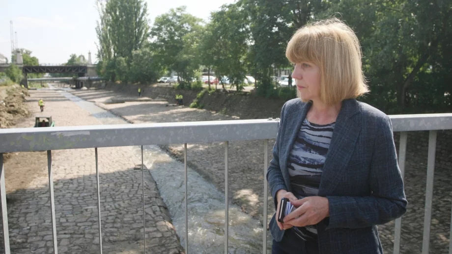 Нарушения при ремонта на градинката до СУ, спират договора