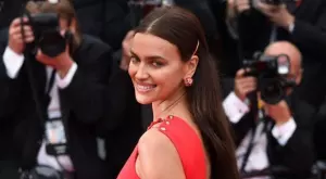 Ирина Шейк позира във футуристична разголена фотосесия (СНИМКИ)