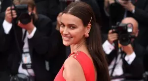 Ирина Шейк и Кендал Дженър се съблякоха за Marc Jacobs (СНИМКИ и ВИДЕО)