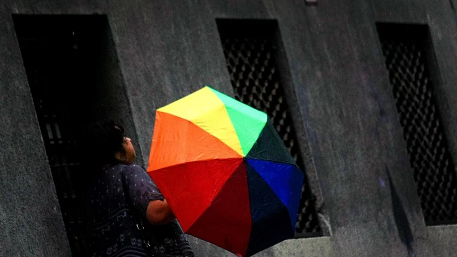 Не се очаква да спре да вали скоро