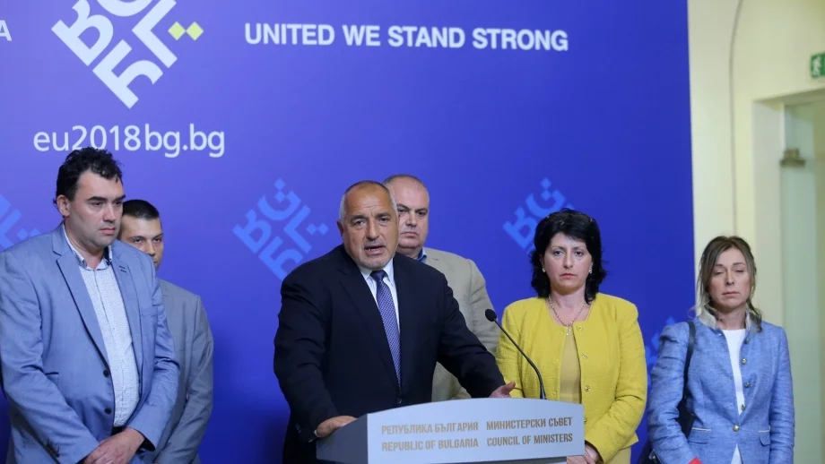 Борисов изтегли спорен законопроект за превозвачите, те пък спряха протеста си