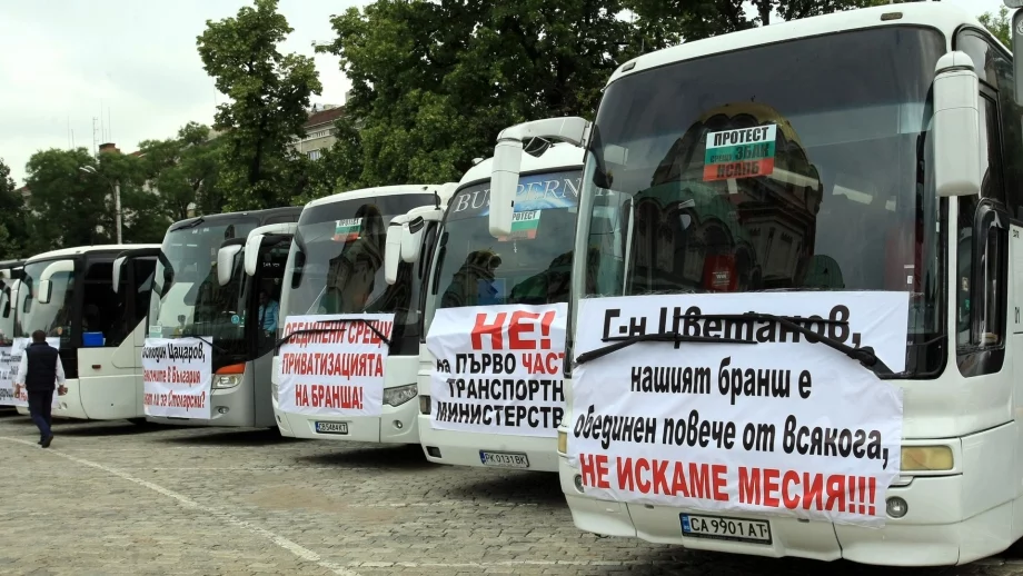 Автобусните превозвачи тръгнаха на протест срещу тол системата