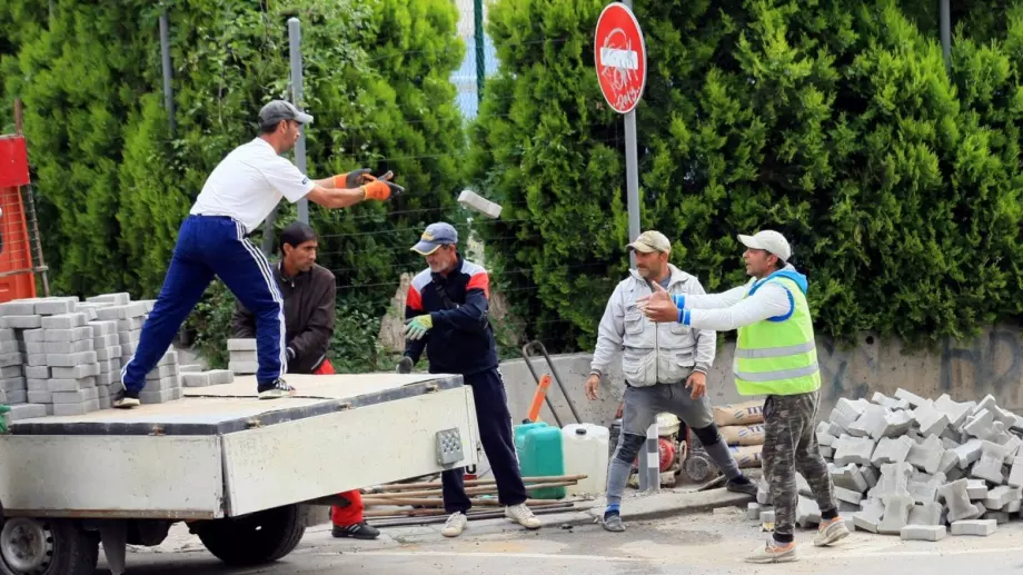 Всеки пети работи без трудов договор