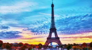 Нечувано: Продават на търг част от стълбите на Айфеловата кула 