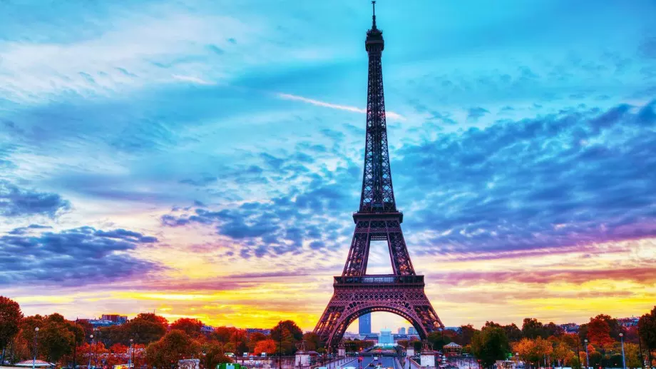 Нечувано: Продават на търг част от стълбите на Айфеловата кула 