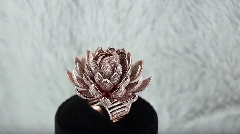 Рекорд - поставиха 6690 диаманта върху един-единствен пръстен (Видео)