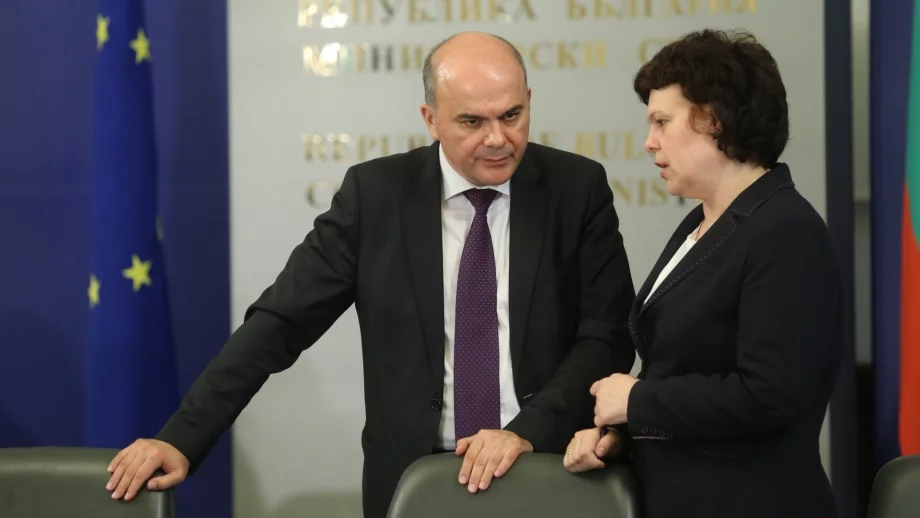 Тристранката подкрепи промените в наредбата за работно време без една