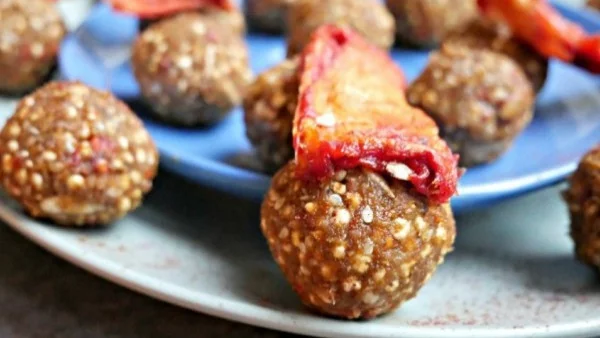 Сурови бананови трюфели със сушена диня