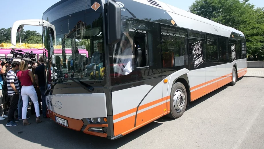 Хибриден автобус тръгва по улиците на София (Снимки)