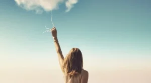 Жената, която още с облаците тича