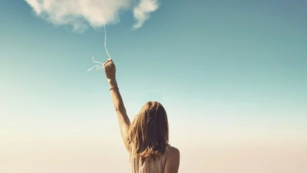 Жената, която още с облаците тича