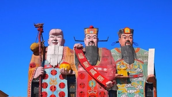 Не, това не е статуя. А хотел (Снимки) 