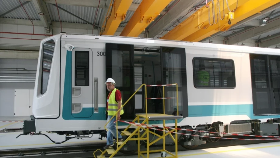 Новите влакове за метрото са с автоматично управление, но машинисти ще има