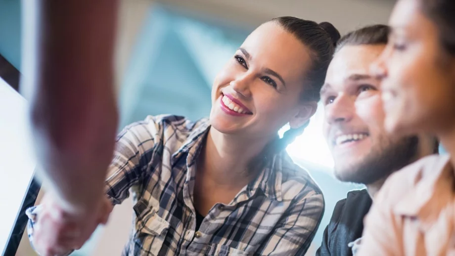 Срамежливи сте? Тези 7 неща ще улеснят запознанствата ви с нови хора