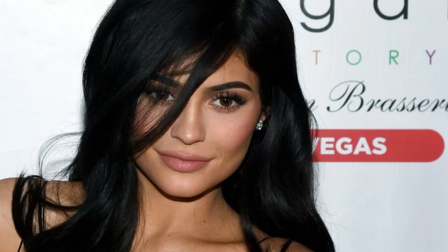 Кайли Дженър изгря на корицата на Forbes на път към първия си милиард (Снимки)