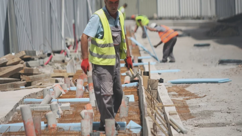 Какво е длъжен да осигури работодателят на работниците в жегите