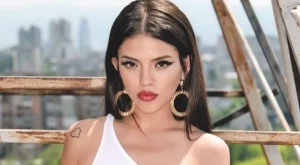 Вижте DARA без грим и по бански (снимки)